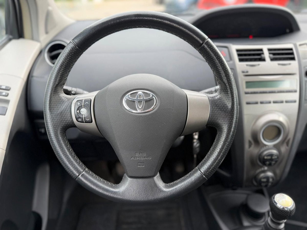 Toyota Yaris 1.D-4D 5 porte Sol (11)