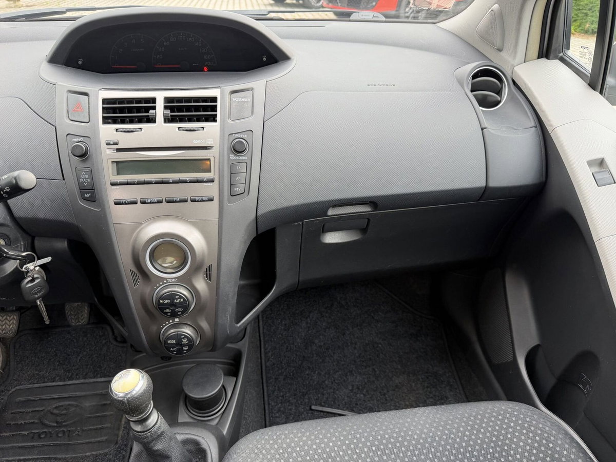 Toyota Yaris 1.D-4D 5 porte Sol (12)