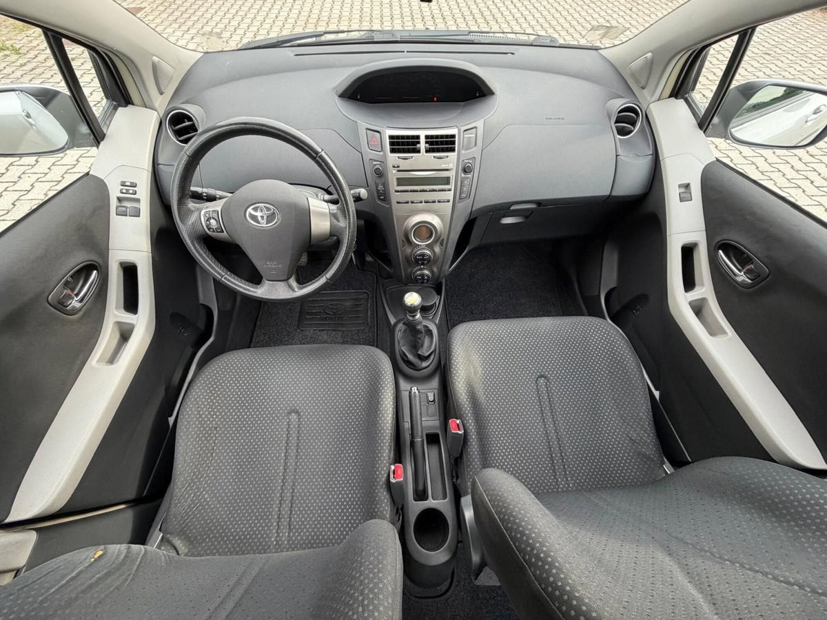 Toyota Yaris 1.D-4D 5 porte Sol (13)