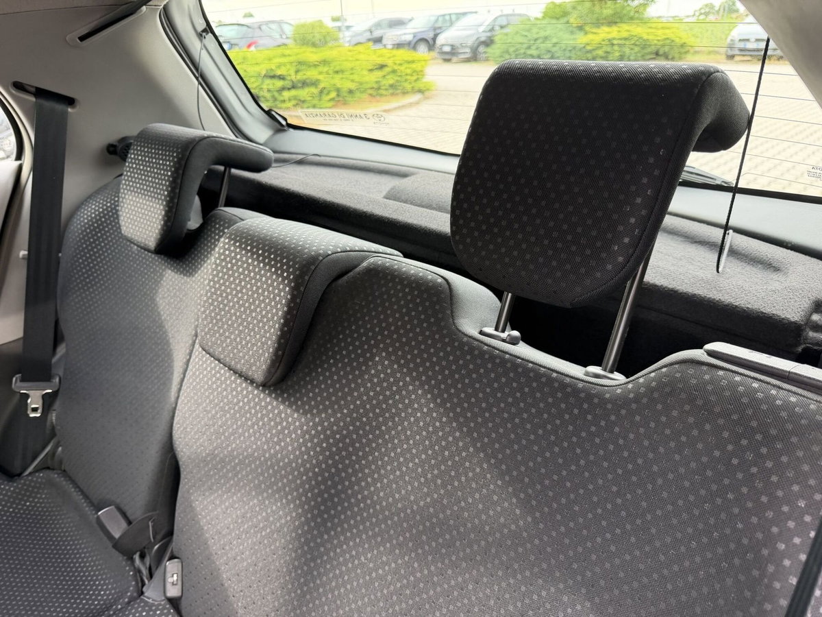 Toyota Yaris 1.D-4D 5 porte Sol (14)