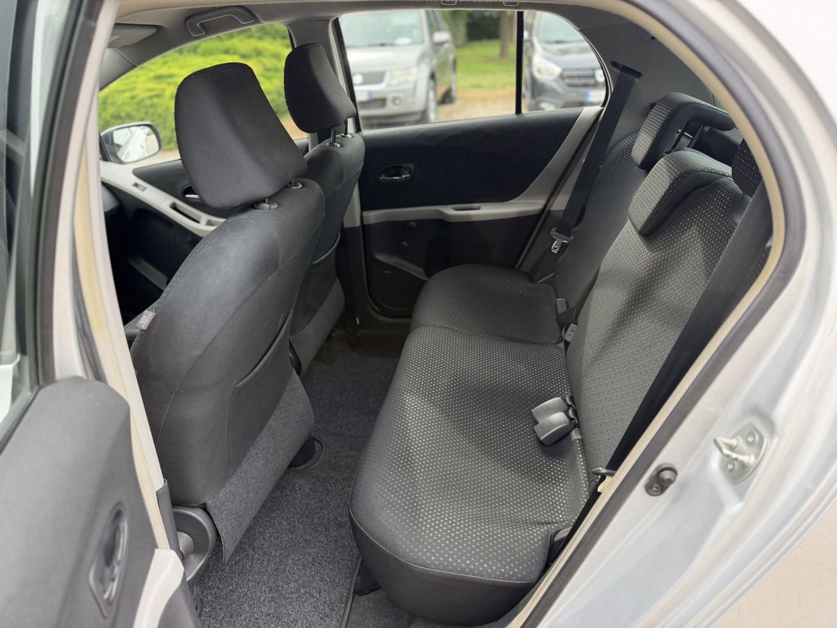 Toyota Yaris 1.D-4D 5 porte Sol (15)