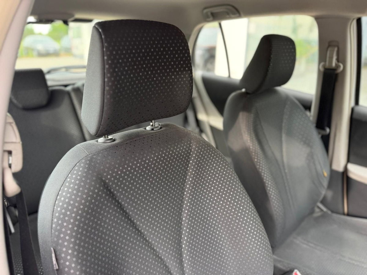 Toyota Yaris 1.D-4D 5 porte Sol (16)