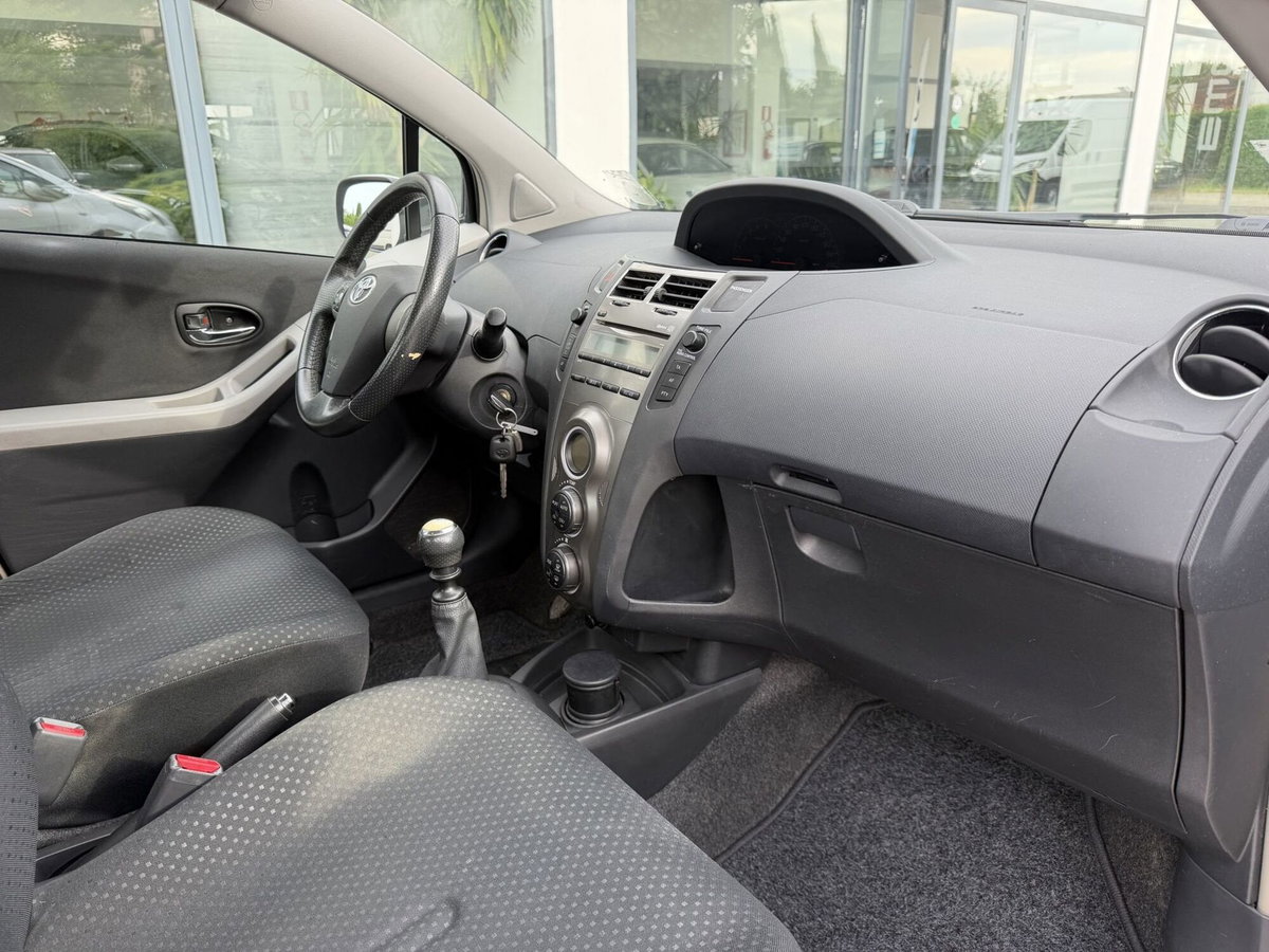 Toyota Yaris 1.D-4D 5 porte Sol (17)
