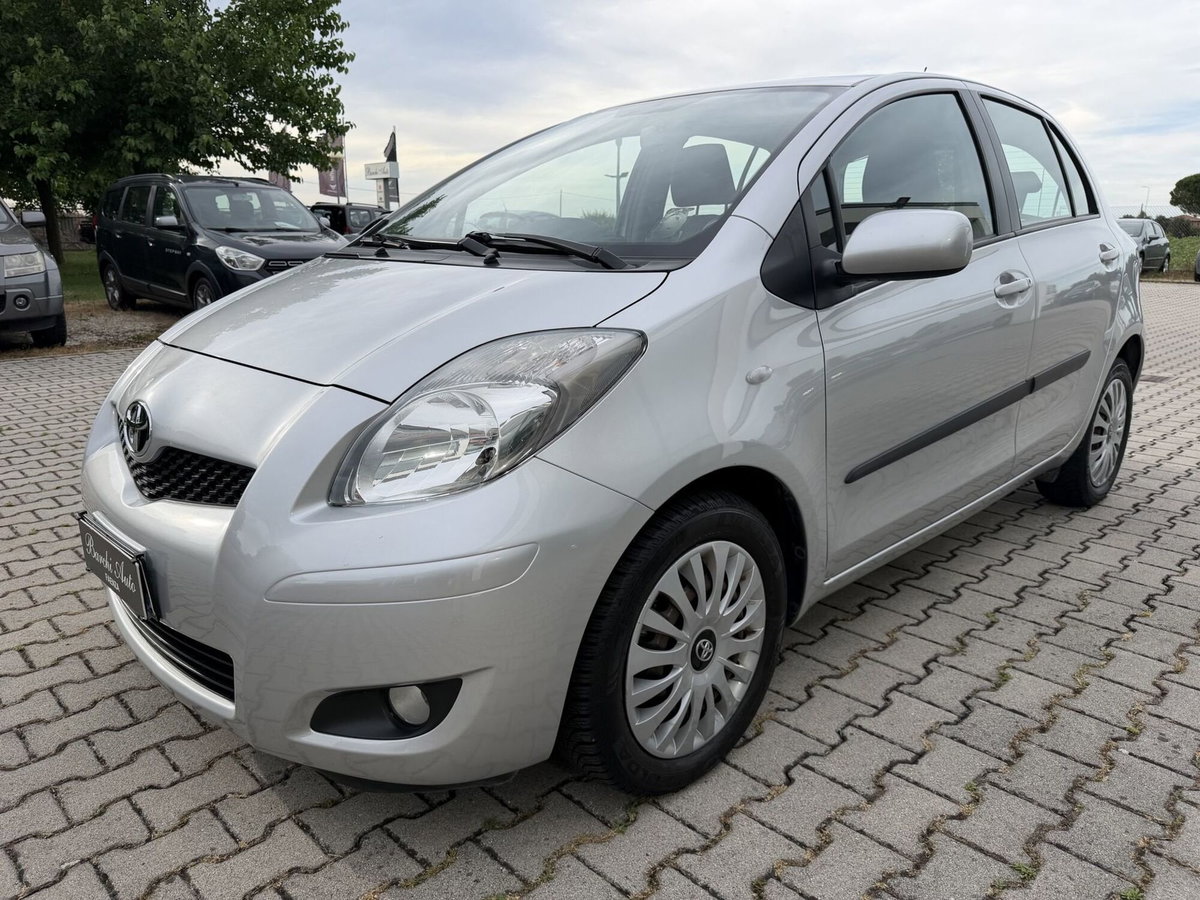 Toyota Yaris 1.D-4D 5 porte Sol (2)