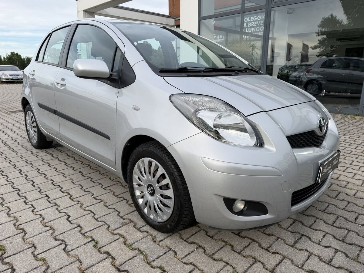 Toyota Yaris 1.D-4D 5 porte Sol (3)