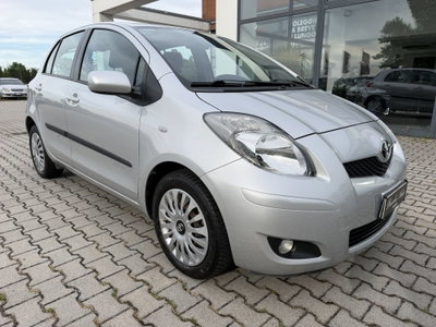 Toyota Yaris 1.D-4D 5 porte Sol (3)