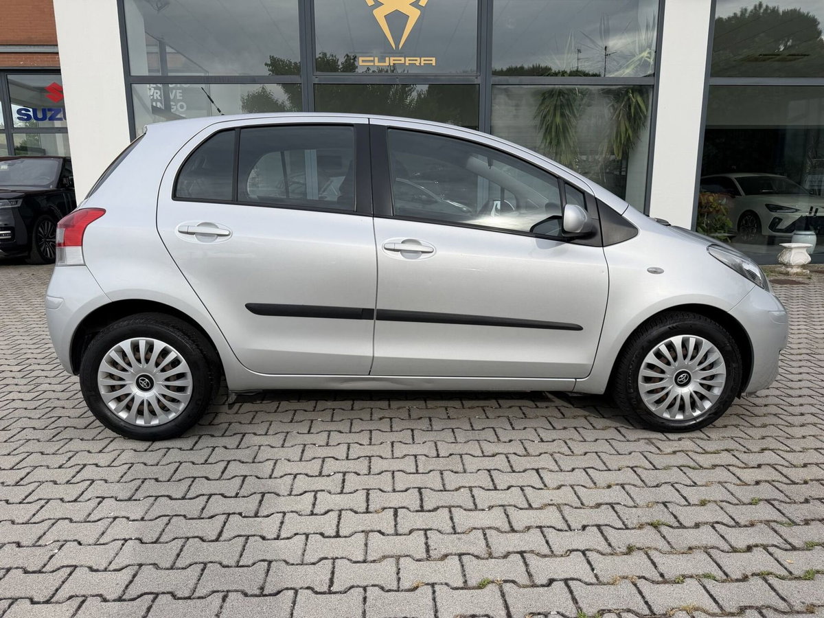 Toyota Yaris 1.D-4D 5 porte Sol (4)
