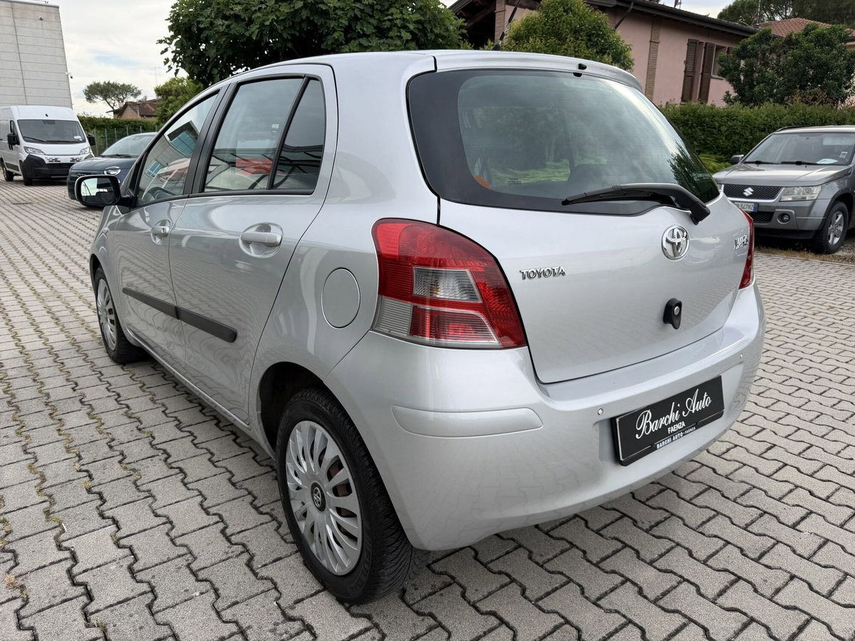 Toyota Yaris 1.D-4D 5 porte Sol (7)