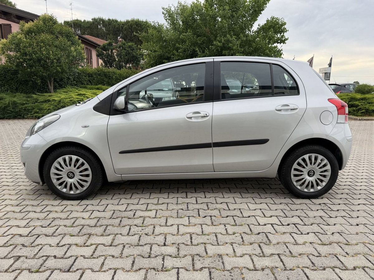 Toyota Yaris 1.D-4D 5 porte Sol (8)
