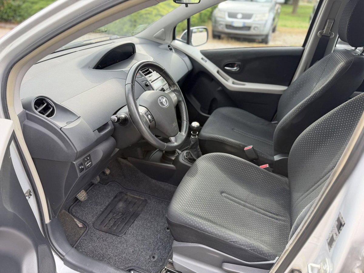 Toyota Yaris 1.D-4D 5 porte Sol (9)