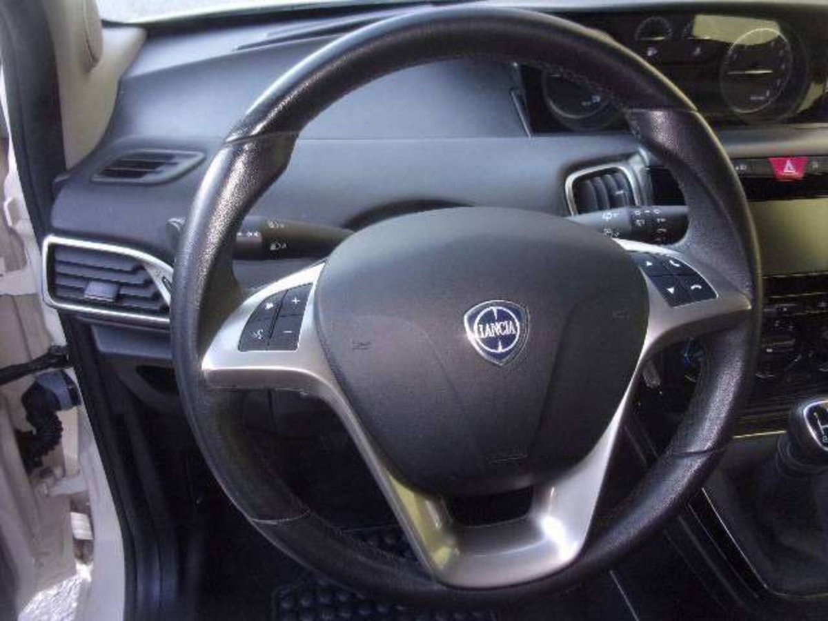 Lancia Ypsilon 1.2 69 CV 5 porte Gold (12)