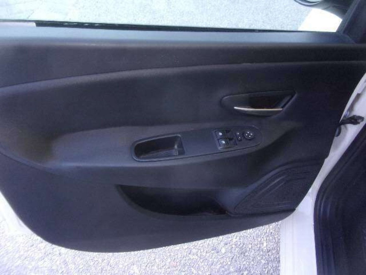 Lancia Ypsilon 1.2 69 CV 5 porte Gold (14)