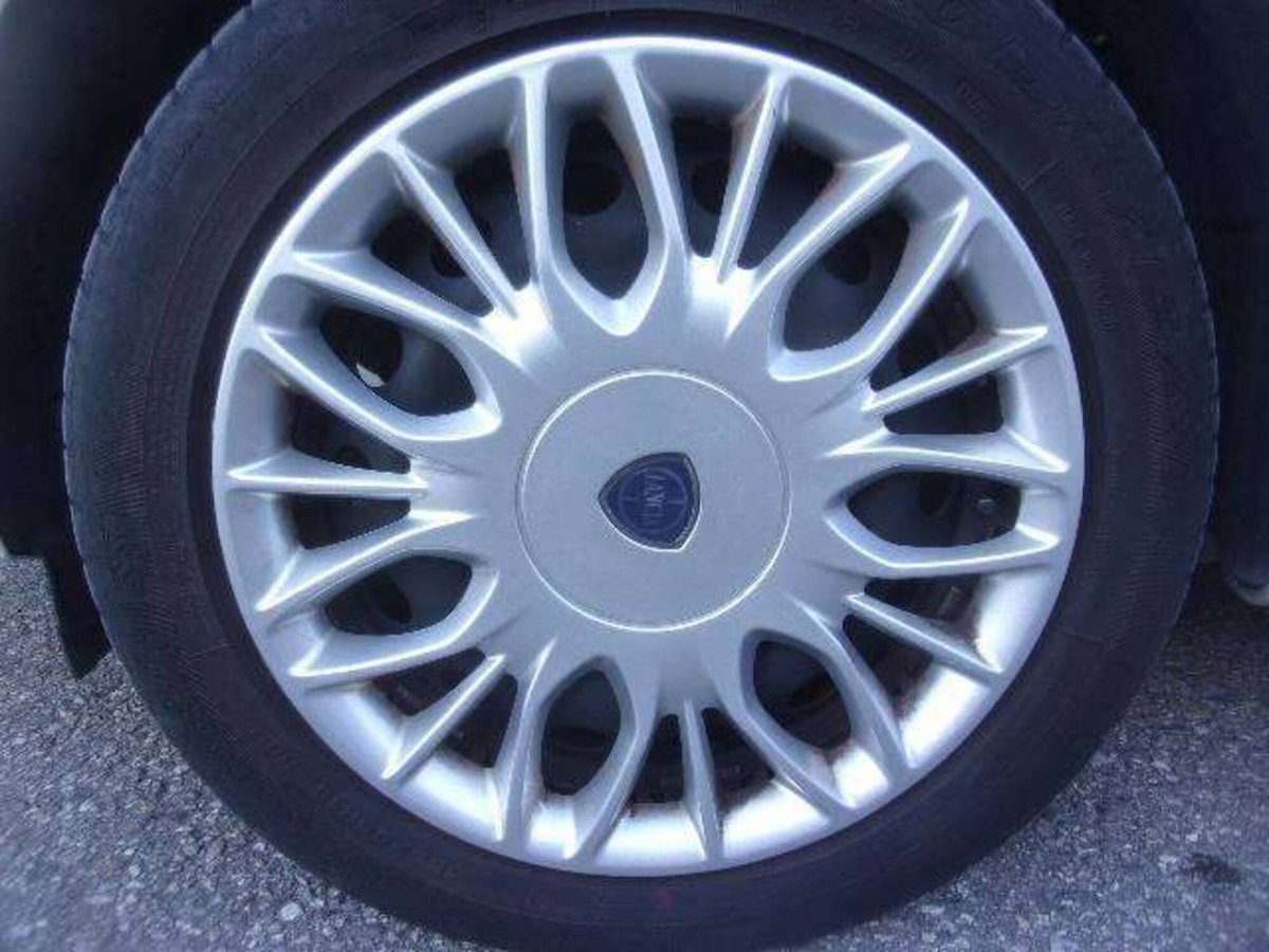 Lancia Ypsilon 1.2 69 CV 5 porte Gold (6)