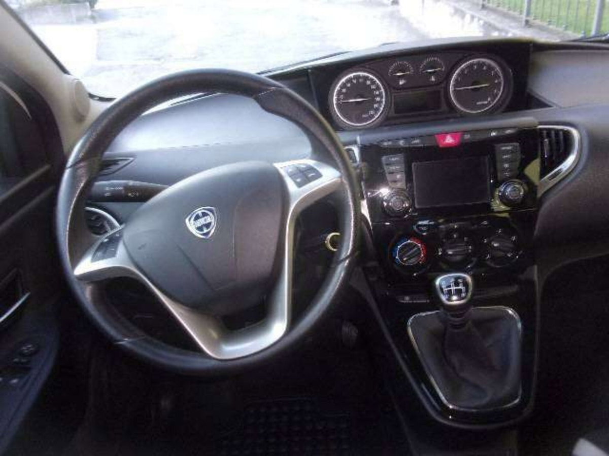 Lancia Ypsilon 1.2 69 CV 5 porte Gold (8)