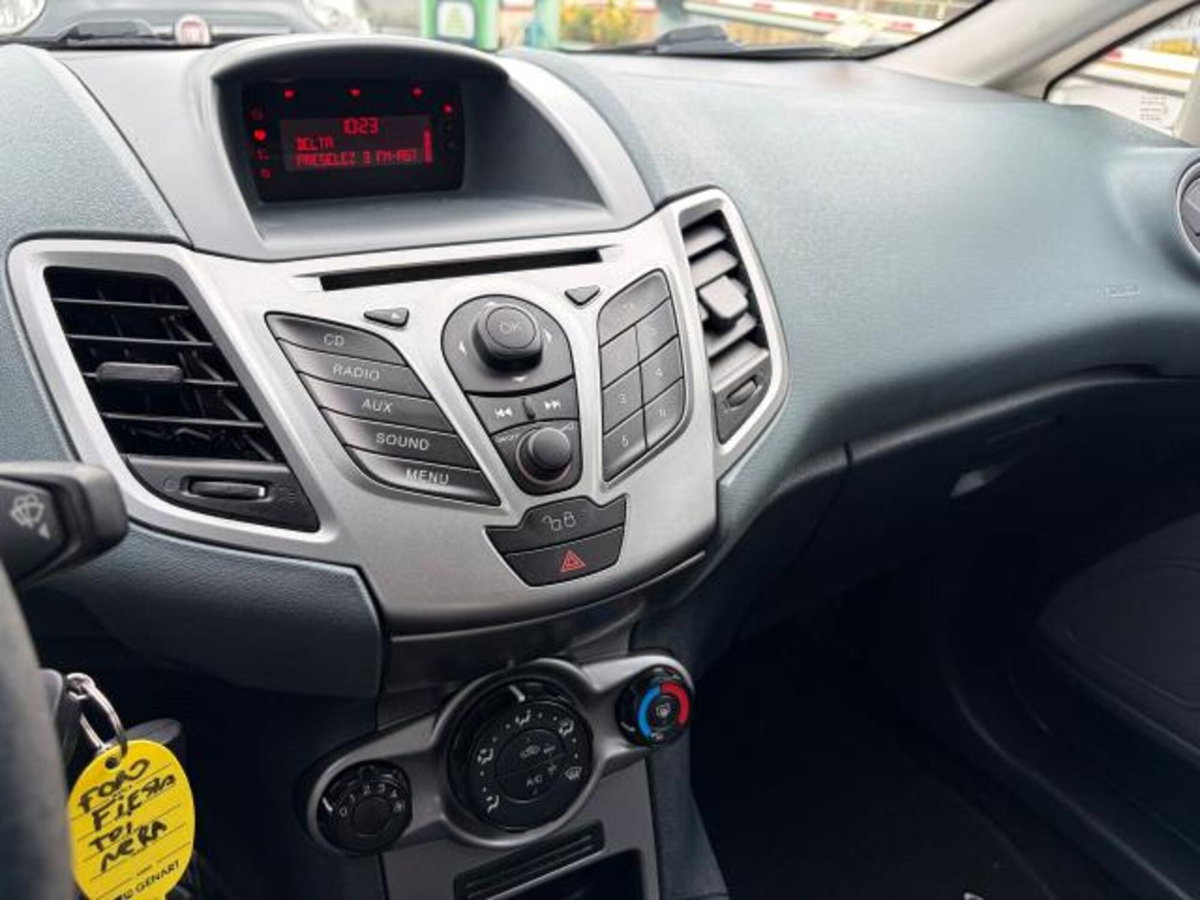 Ford Fiesta Ikon 1.4 TDCi 70CV 5 porte (13)