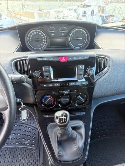 Lancia Ypsilon 1.0 FireFly 5 porte S&S Hybrid Ecochic Silver (18)