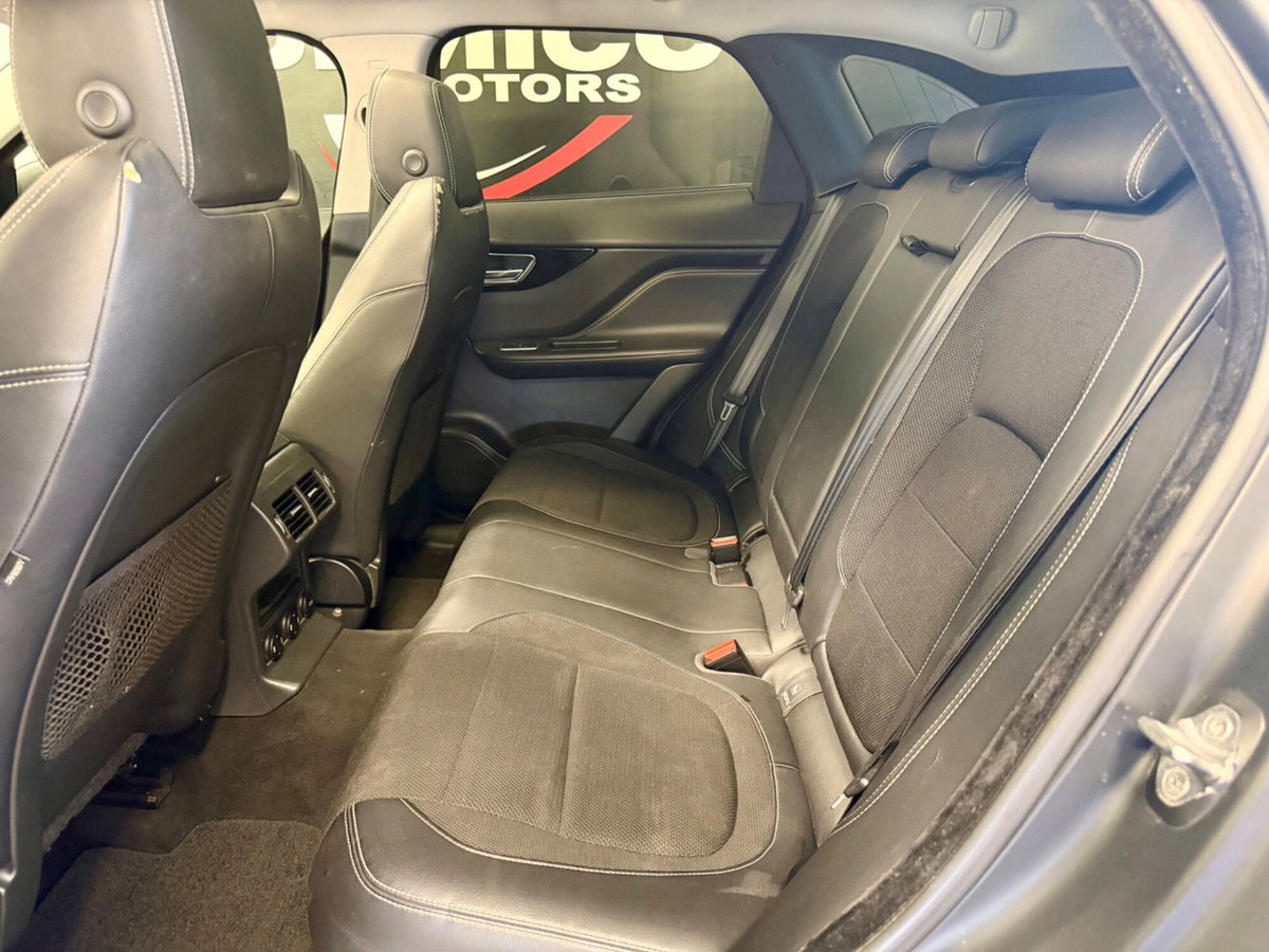 Jaguar F-Pace 2.0 D 180 CV AWD Pure (11)