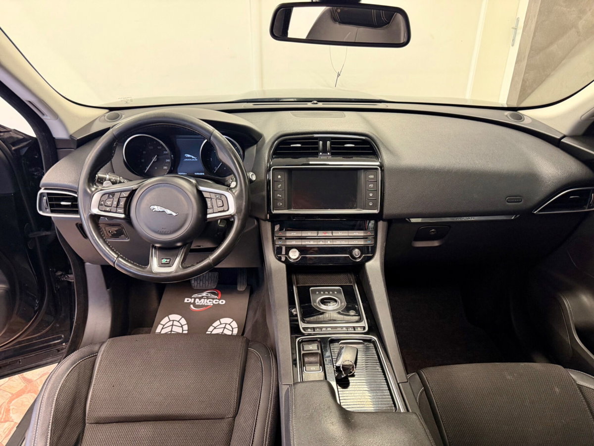 Jaguar F-Pace 2.0 D 180 CV AWD Pure (12)