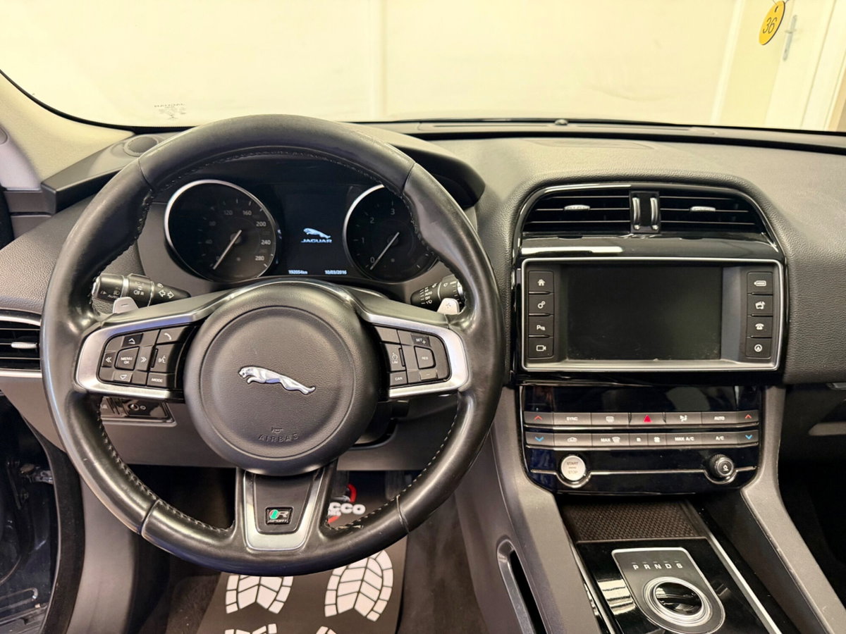 Jaguar F-Pace 2.0 D 180 CV AWD Pure (14)