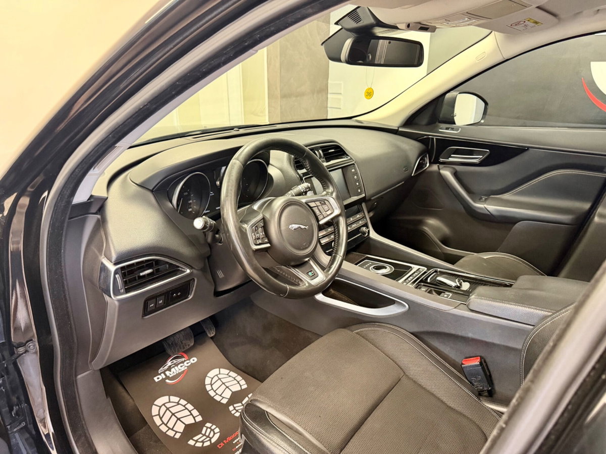 Jaguar F-Pace 2.0 D 180 CV AWD Pure (9)
