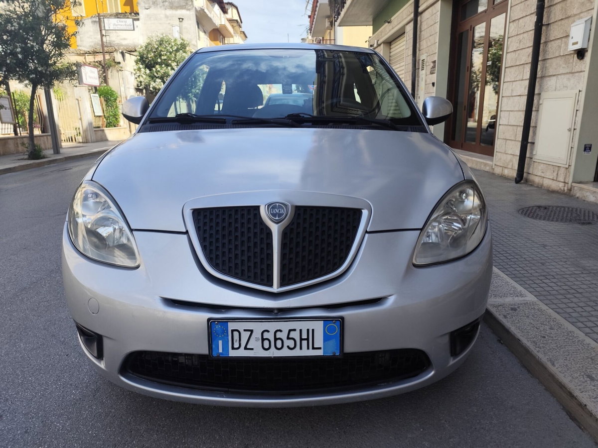 Lancia Ypsilon 1.2 (2)