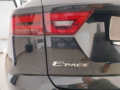 Jaguar E-Pace 2.0D 150 CV R-Dynamic S (9)