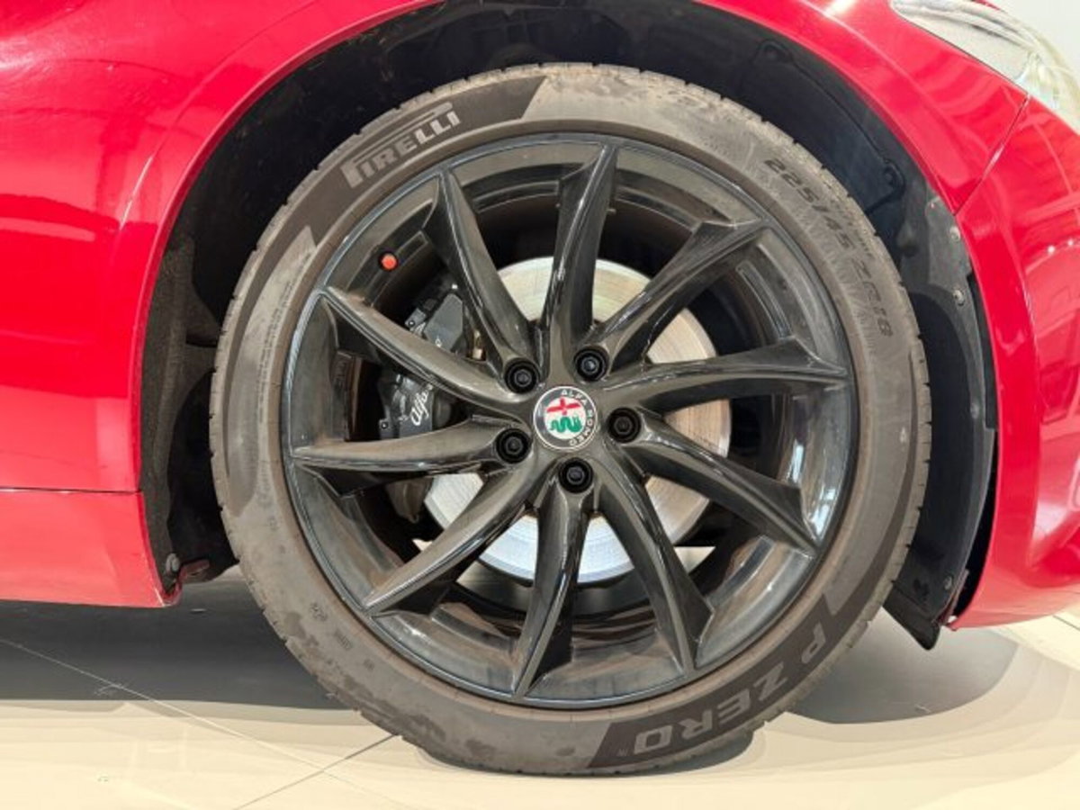 Alfa Romeo Giulia 2.2 Turbodiesel 210 CV AT8 AWD Q4 Veloce (9)