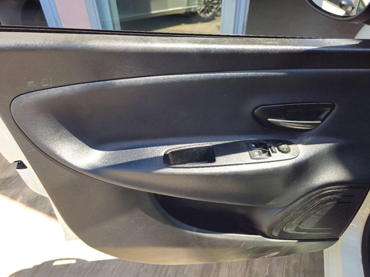 Lancia Ypsilon 1.3 MJT 16V 95 CV 5 porte S&S Platinum (17)