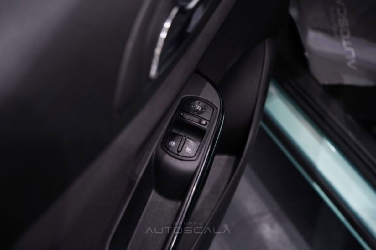 Opel Corsa 1.2 5 porte n-Joy (10)