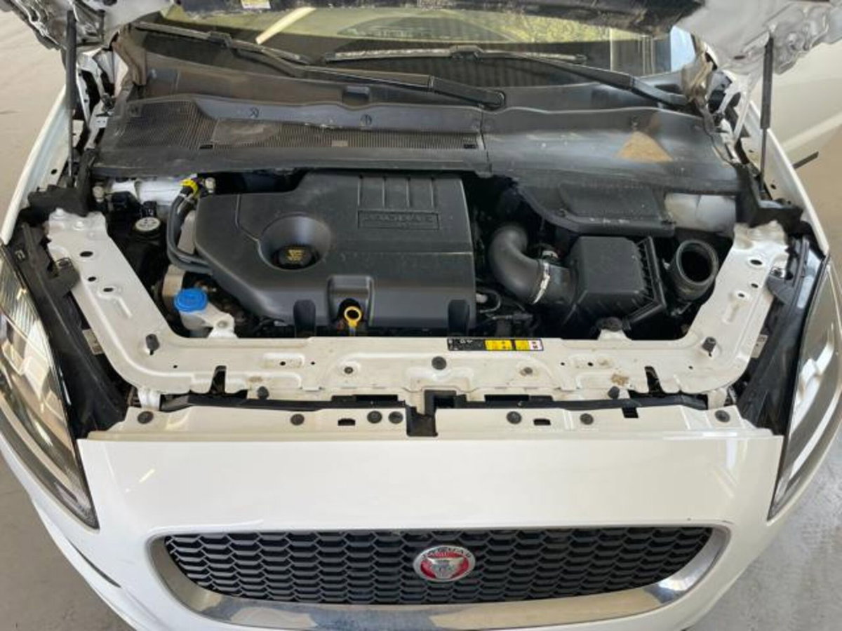 Jaguar E-Pace 2.0D 150 CV AWD (9)