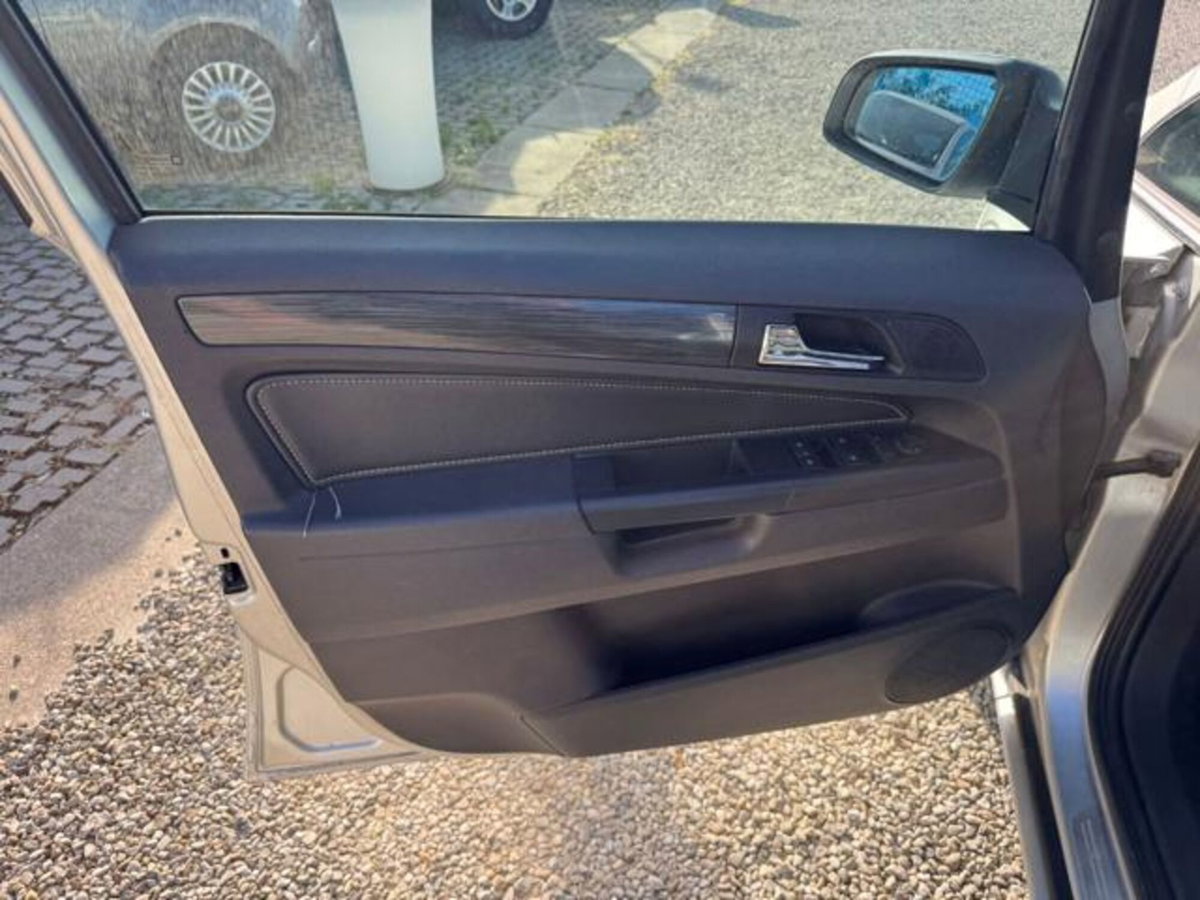 Opel Zafira 1.9 CDTI 120CV Cosmo (8)