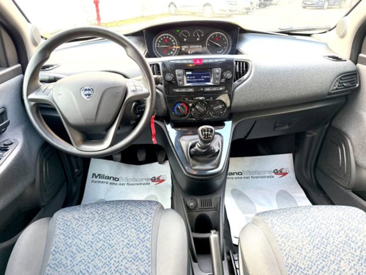 Lancia Ypsilon 1.0 FireFly 5 porte S&S Hybrid Silver Plus (9)