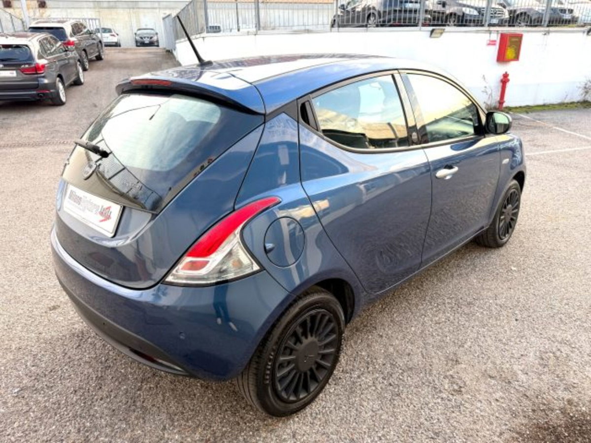 Lancia Ypsilon 1.0 FireFly 5 porte S&S Hybrid Silver Plus (3)