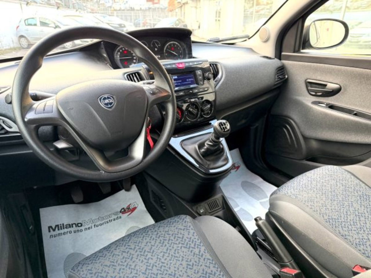 Lancia Ypsilon 1.0 FireFly 5 porte S&S Hybrid Silver Plus (8)
