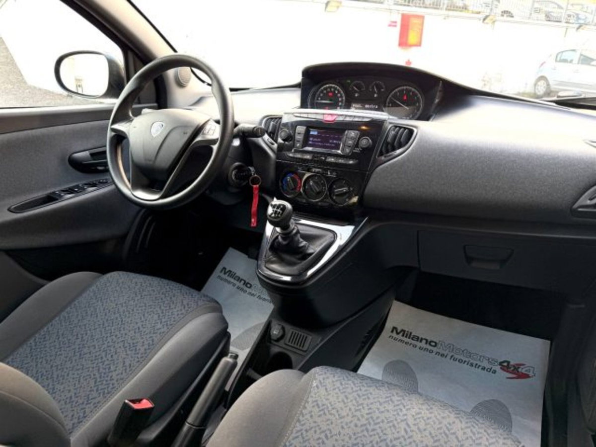 Lancia Ypsilon 1.0 FireFly 5 porte S&S Hybrid Silver Plus (11)