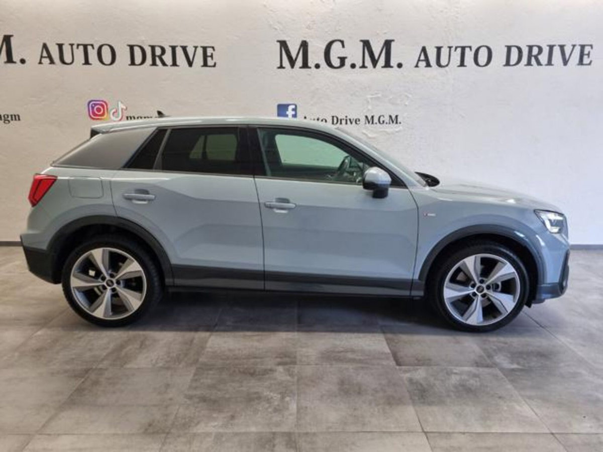 Audi Q2 Q2 40 TFSI quattro S tronic Identity Black (4)
