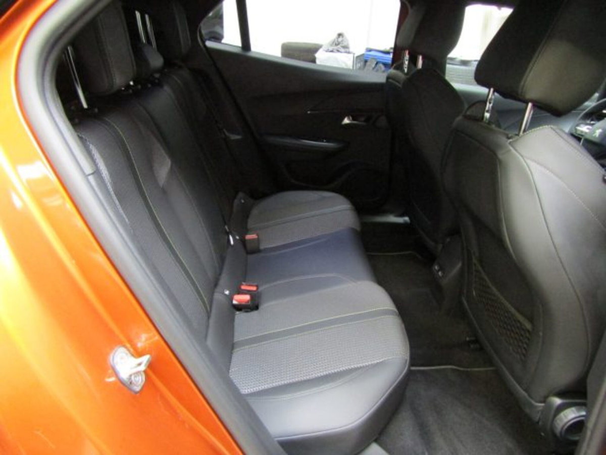 Peugeot 2008 PureTech 130 S&S EAT8 GT Line (13)
