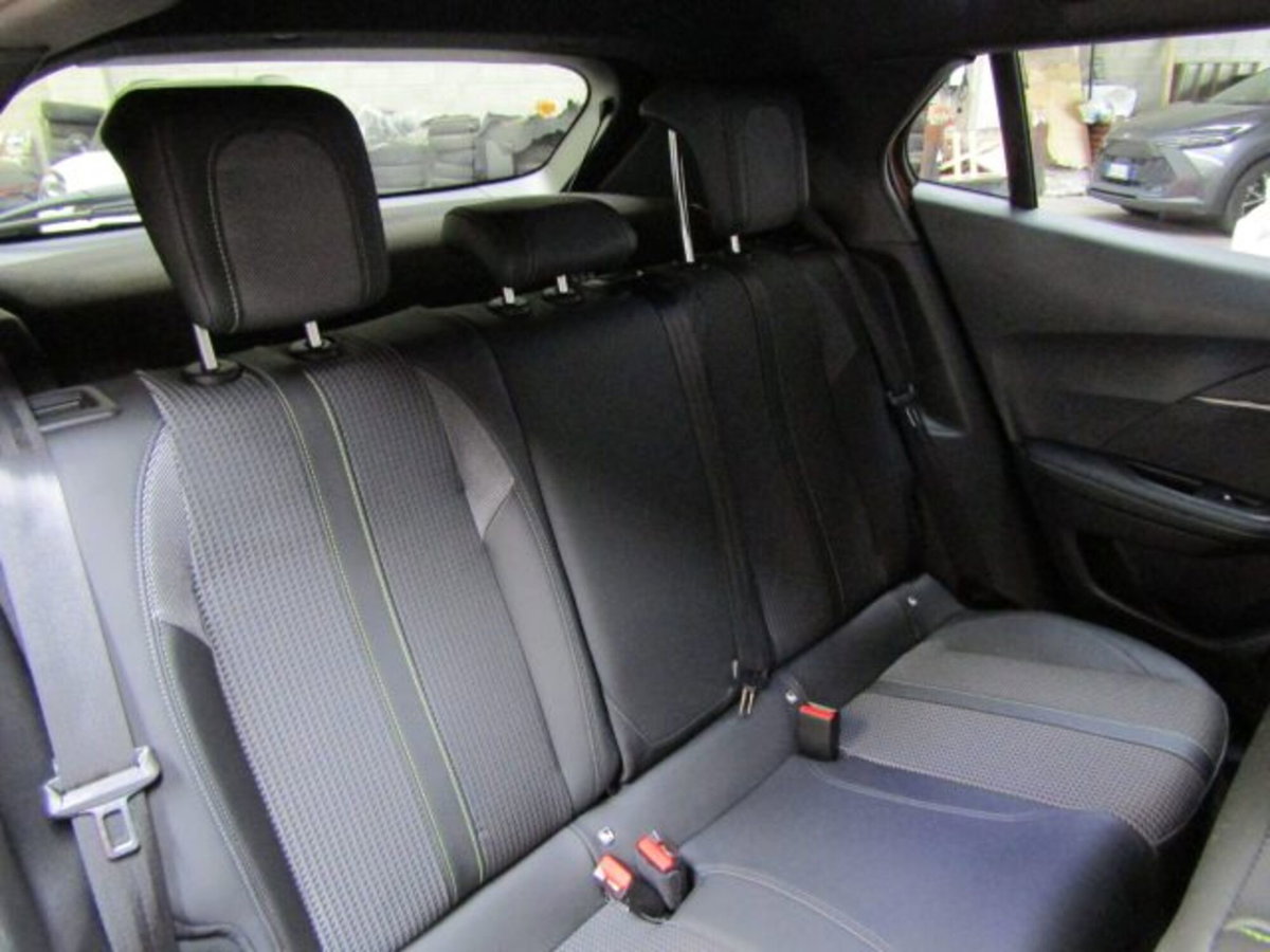 Peugeot 2008 PureTech 130 S&S EAT8 GT Line (14)