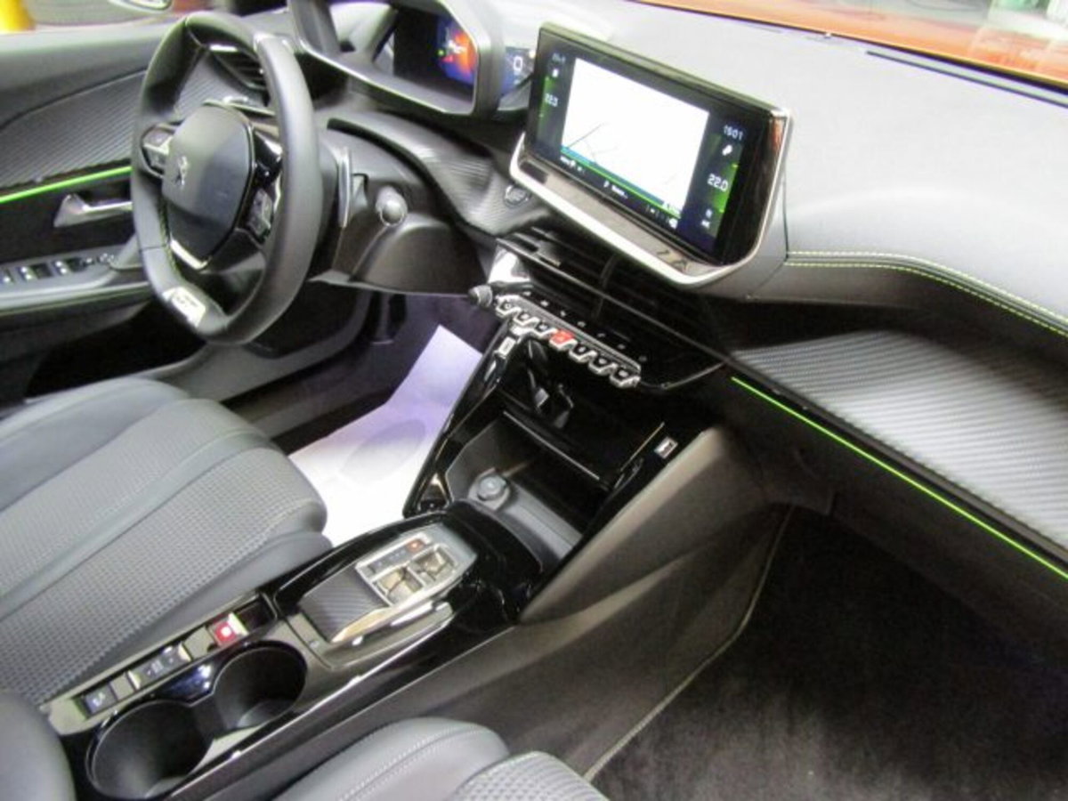Peugeot 2008 PureTech 130 S&S EAT8 GT Line (16)