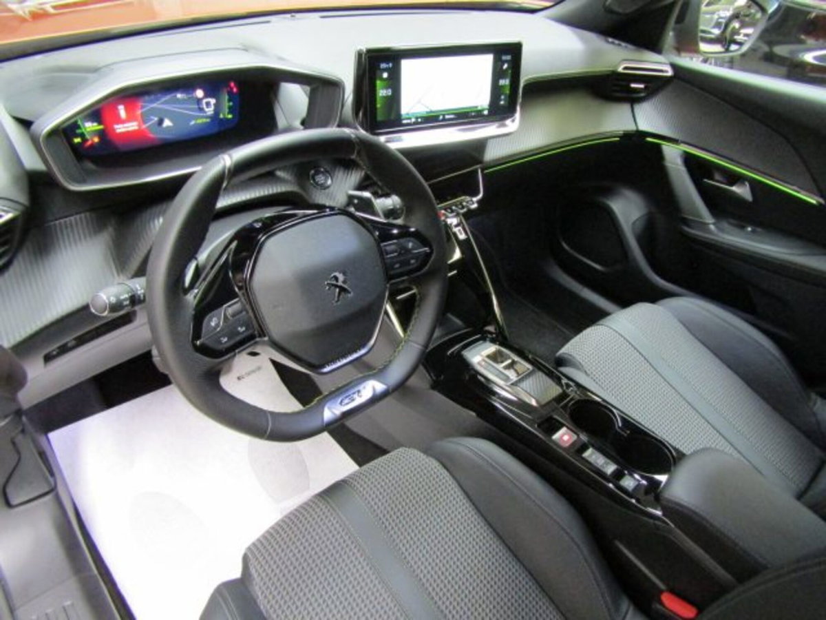Peugeot 2008 PureTech 130 S&S EAT8 GT Line (9)