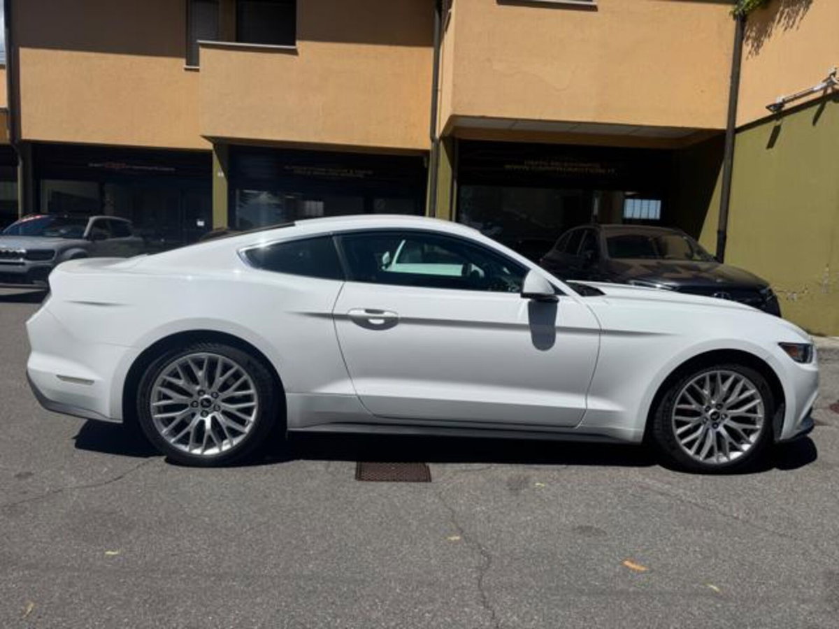 Ford Mustang Coupé Fastback 2.3 EcoBoost aut. (4)