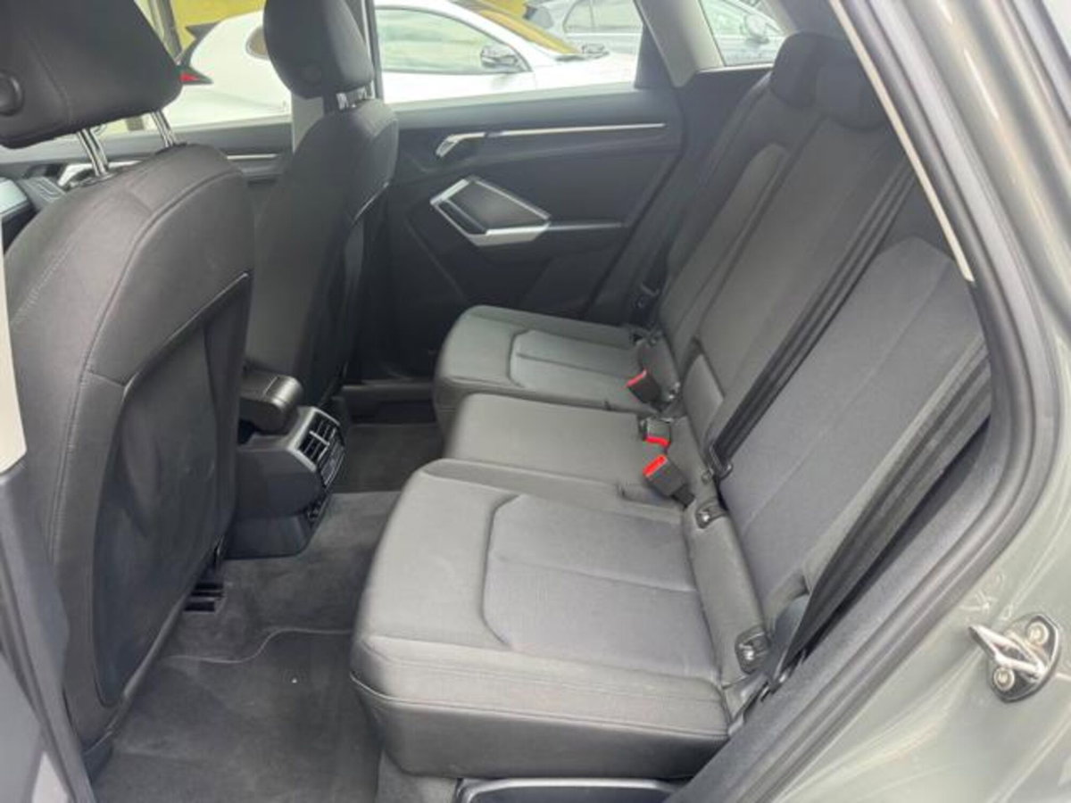 Audi Q3 35 TDI quattro S tronic Business (14)