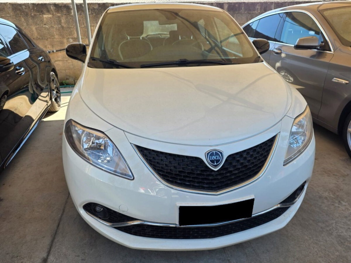 Lancia Ypsilon 1.2 69 CV 5 porte Gold (2)