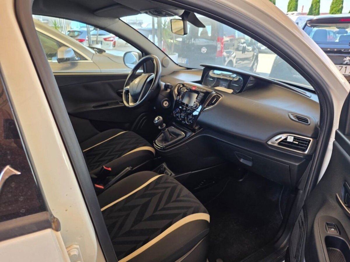Lancia Ypsilon 1.2 69 CV 5 porte Gold (5)