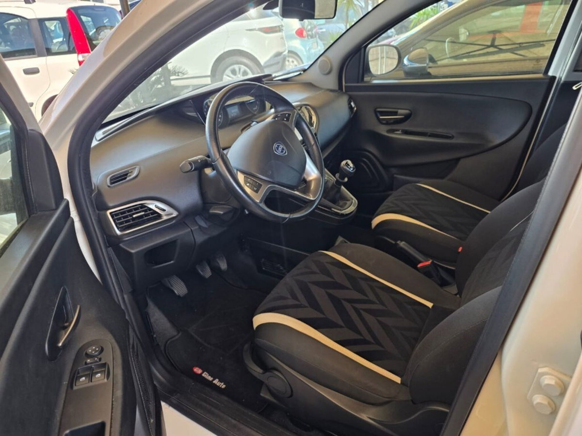 Lancia Ypsilon 1.2 69 CV 5 porte Gold (6)