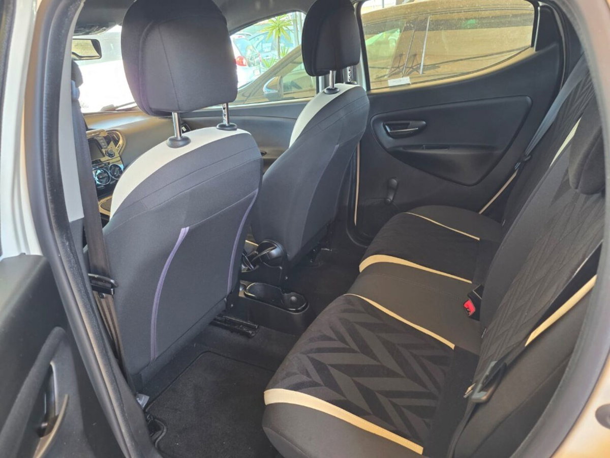 Lancia Ypsilon 1.2 69 CV 5 porte Gold (8)