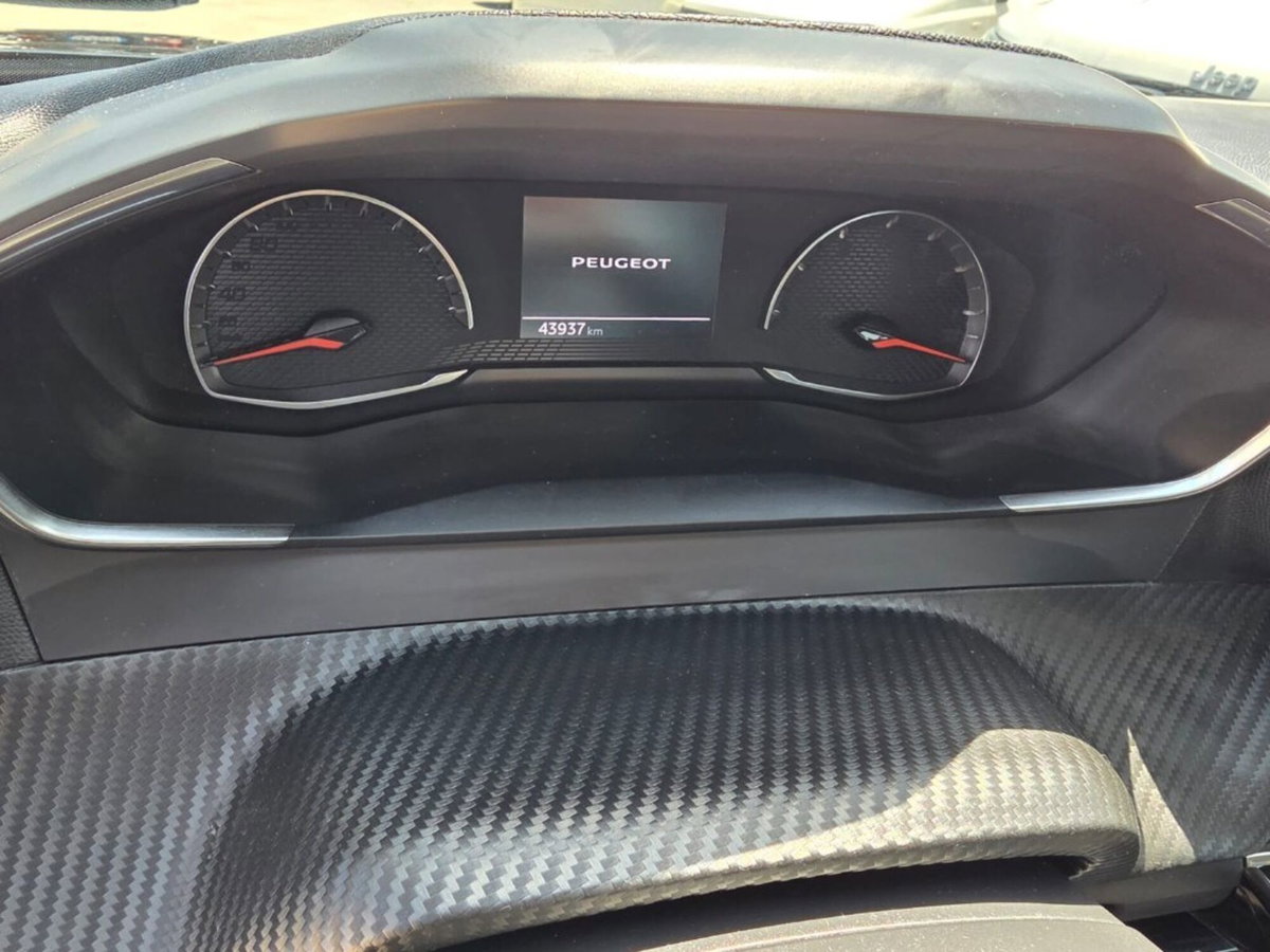 Peugeot 2008 BlueHDi 110 S&S Allure (9)