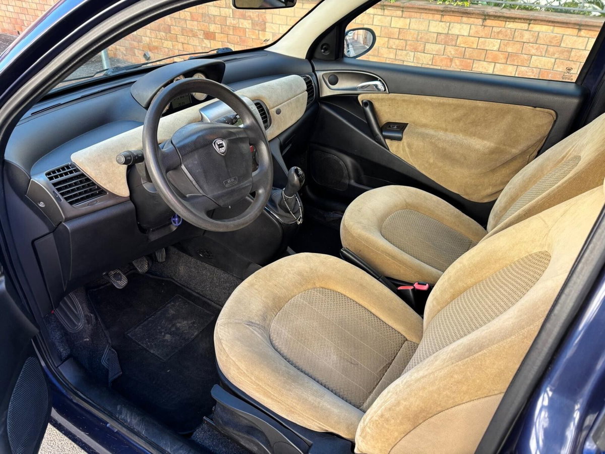 Lancia Ypsilon Multijet 16V Platino (11)
