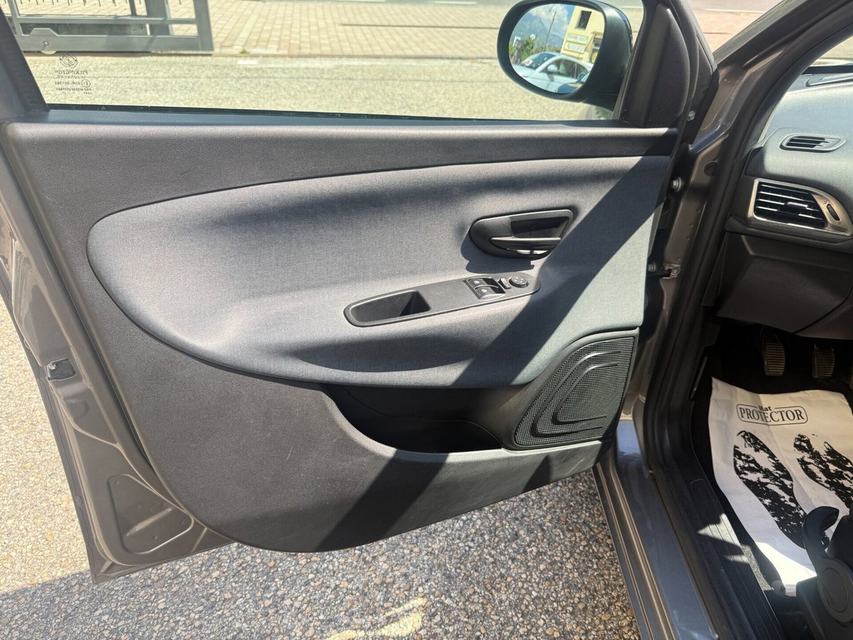 Lancia Ypsilon 1.0 FireFly 5 porte S&S Hybrid Ecochic Gold (13)