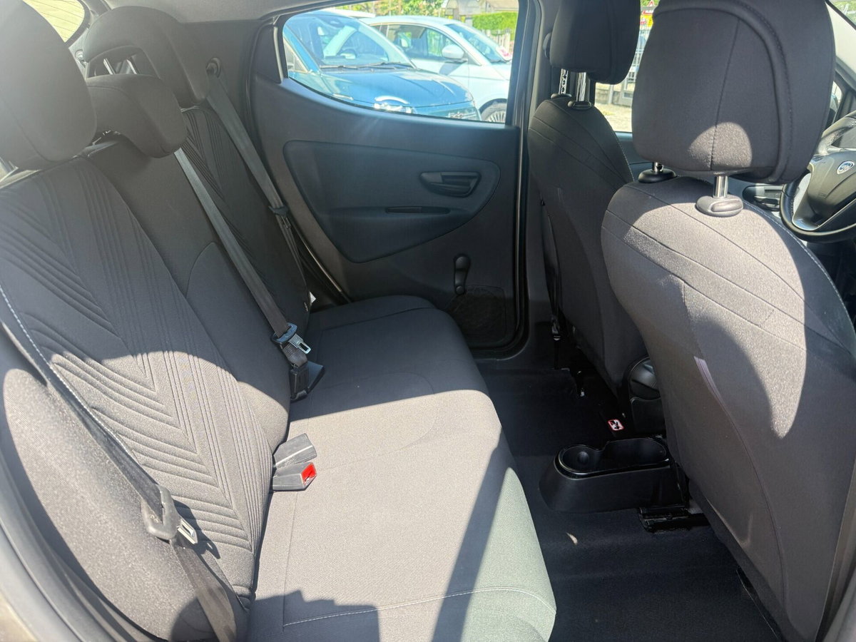 Lancia Ypsilon 1.0 FireFly 5 porte S&S Hybrid Ecochic Gold (16)